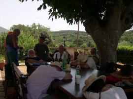 il dopo-brindisi con i Guardiaparco
a Campo Soriano, nella sosta pranzo
(14958 bytes)